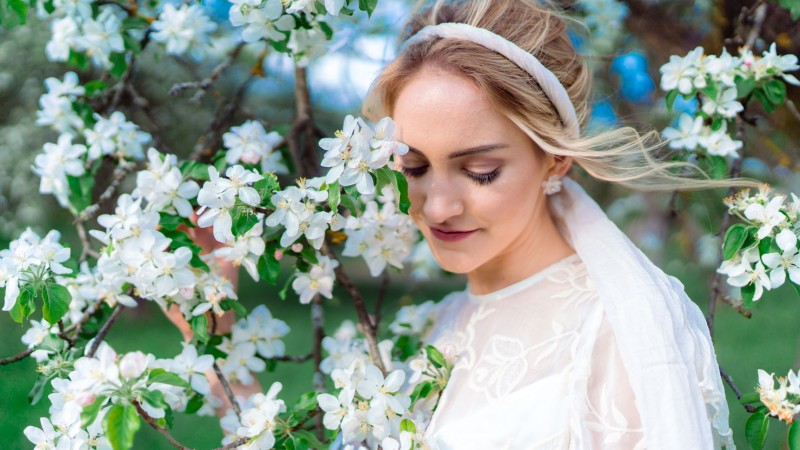 White Blossom Apfelblüte Bride